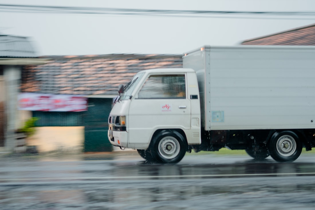 Beschrifteter Kastenwagen als mobile Werbefläche