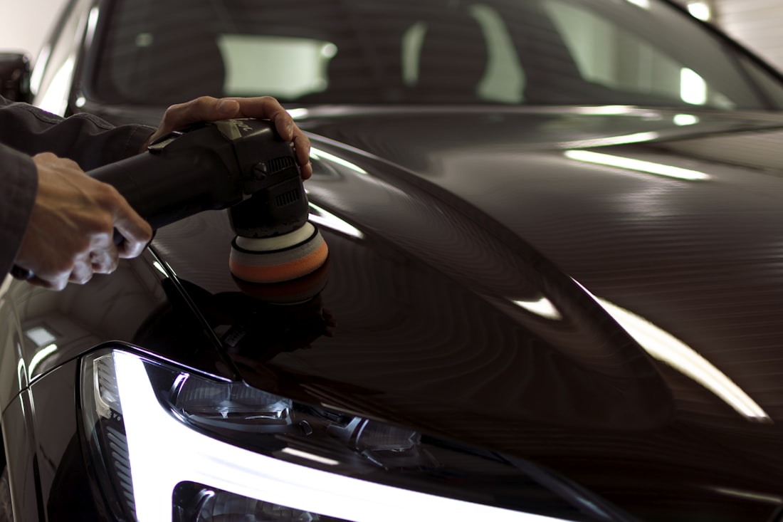 Auftragen der transparenten Lackschutzfolie auf die Motorhaube