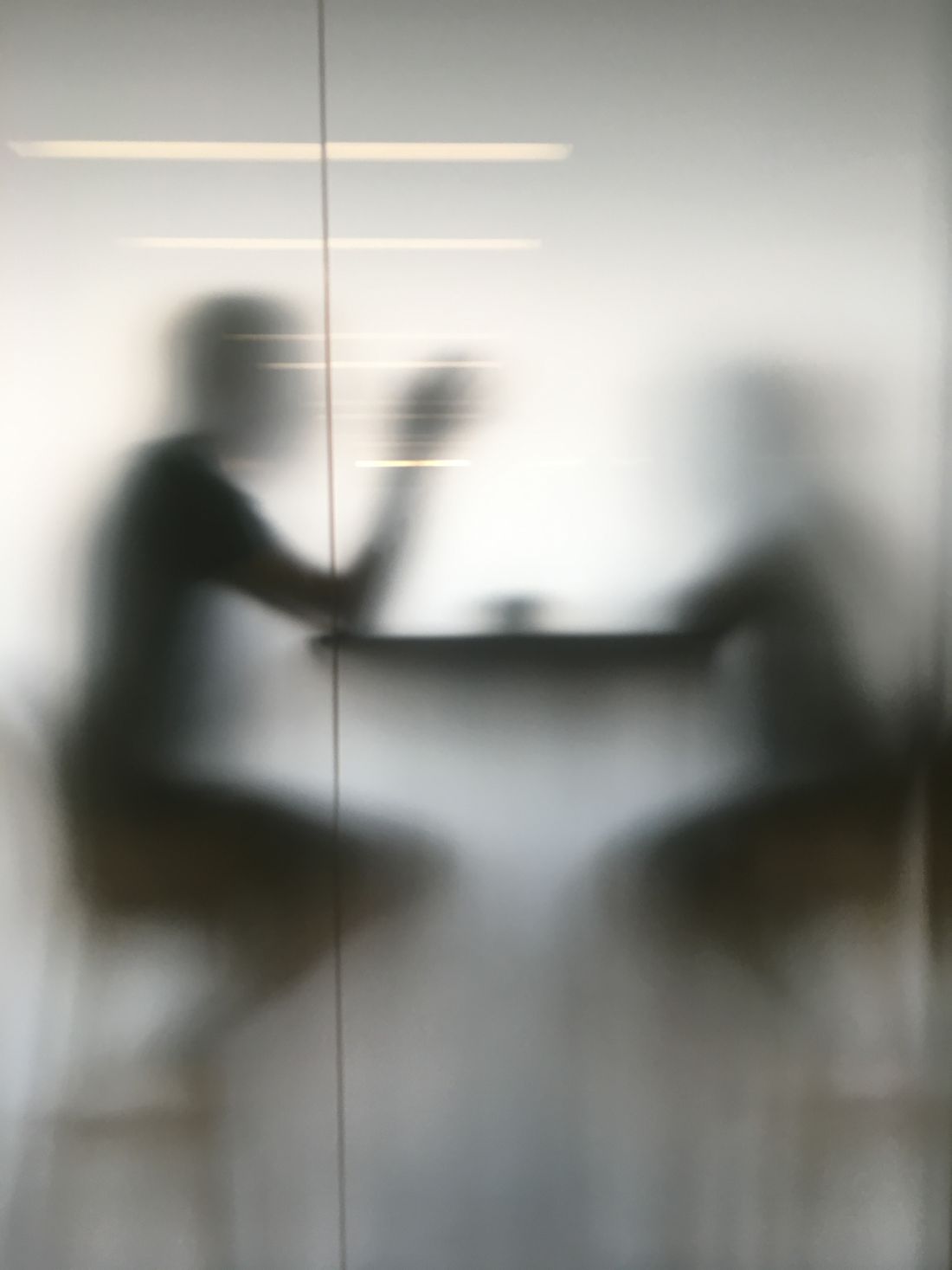 Glasfläche mit Sichtschutz- und Werbefolie veredelt